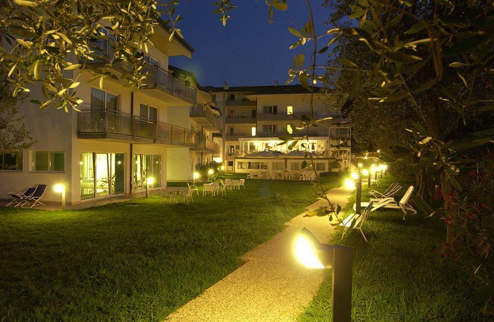 Hotel Piccolo Mondo Torbole Sul Garda Esterno foto