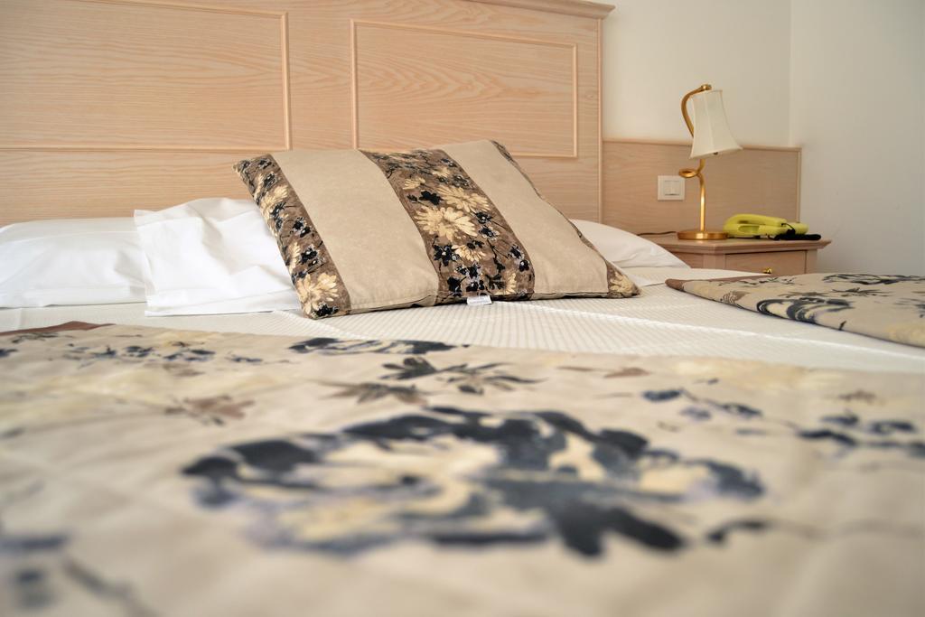 Hotel Piccolo Mondo Torbole Sul Garda Esterno foto