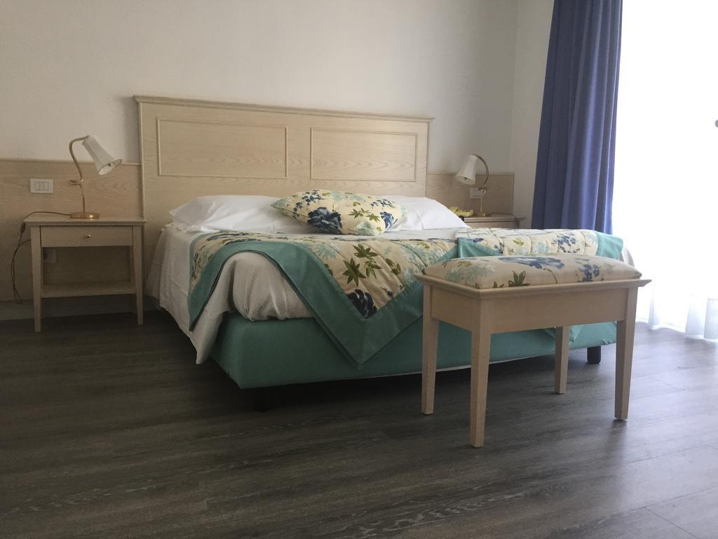 Hotel Piccolo Mondo Torbole Sul Garda Esterno foto