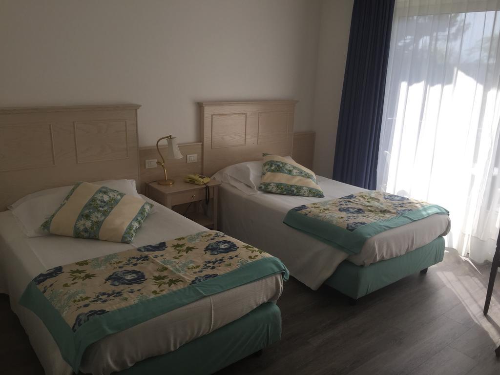 Hotel Piccolo Mondo Torbole Sul Garda Esterno foto