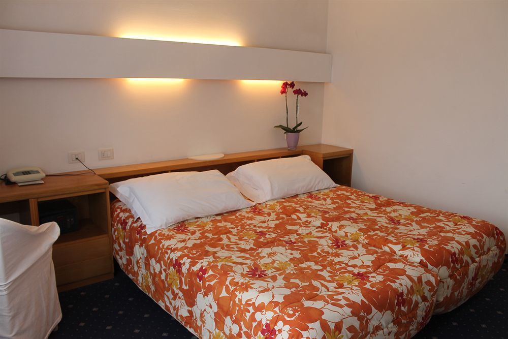 Hotel Piccolo Mondo Torbole Sul Garda Esterno foto