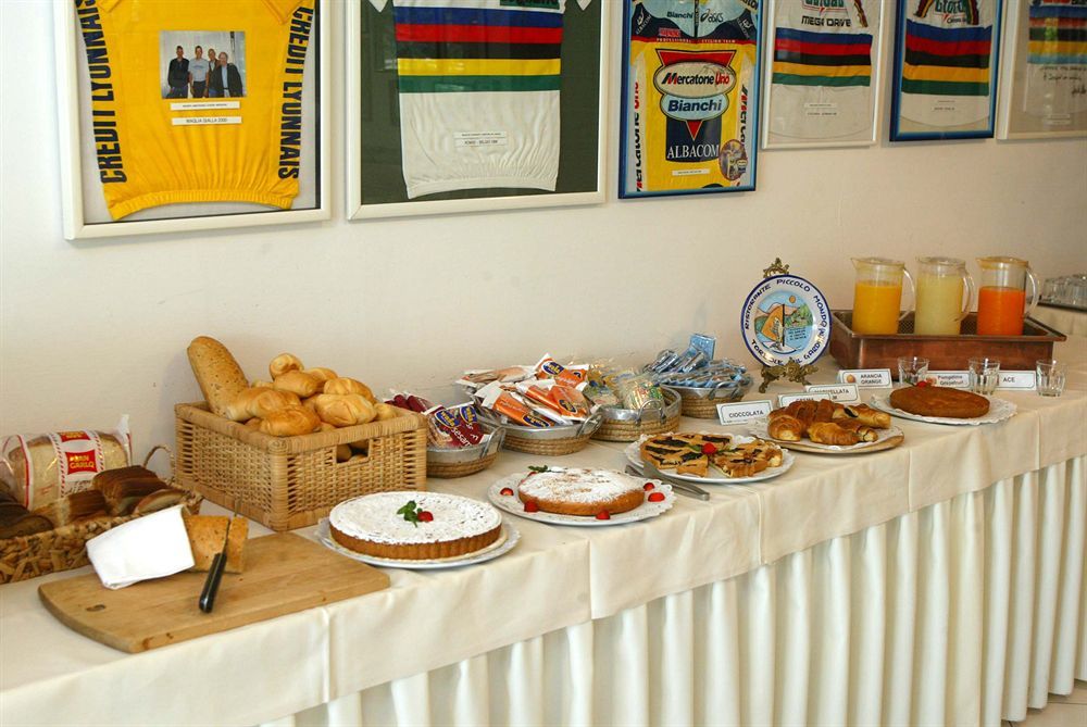 Hotel Piccolo Mondo Torbole Sul Garda Esterno foto