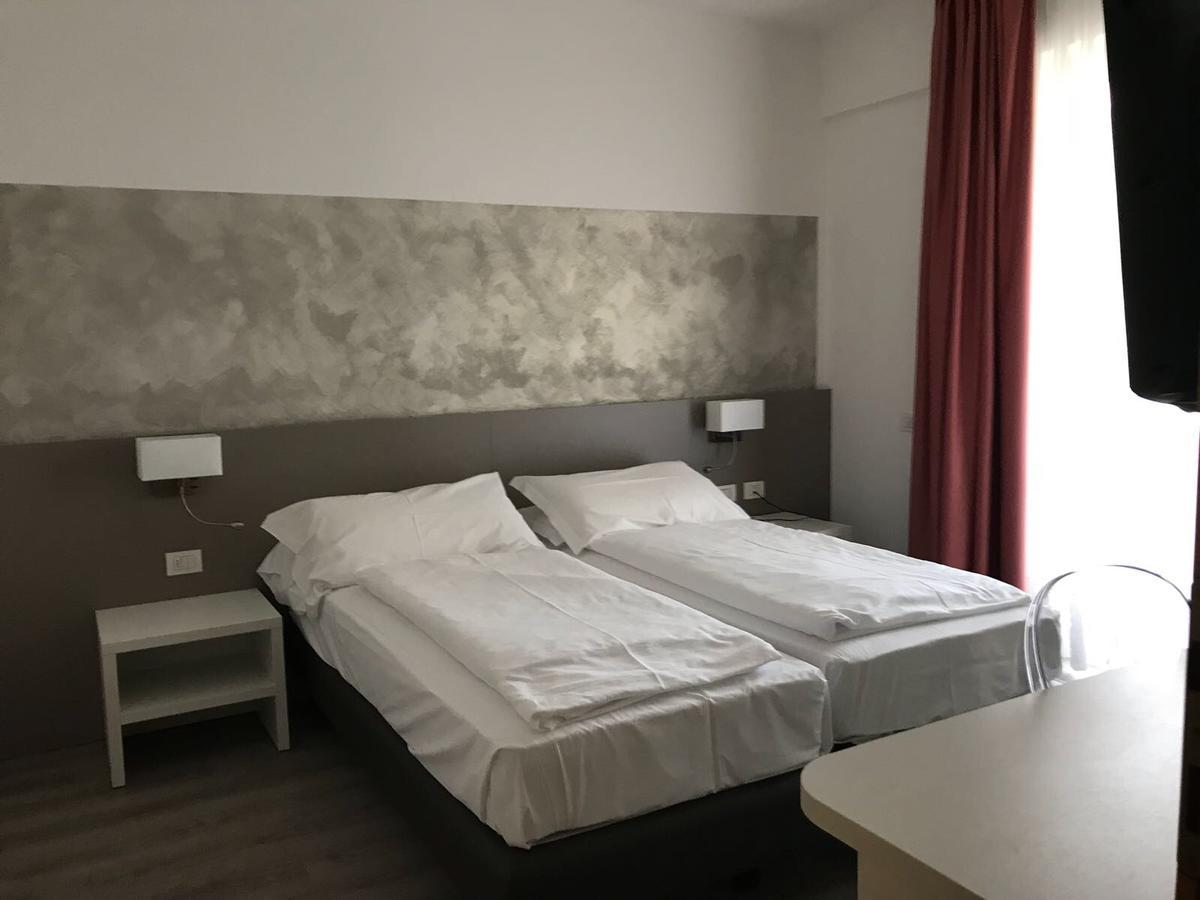 Hotel Piccolo Mondo Torbole Sul Garda Esterno foto