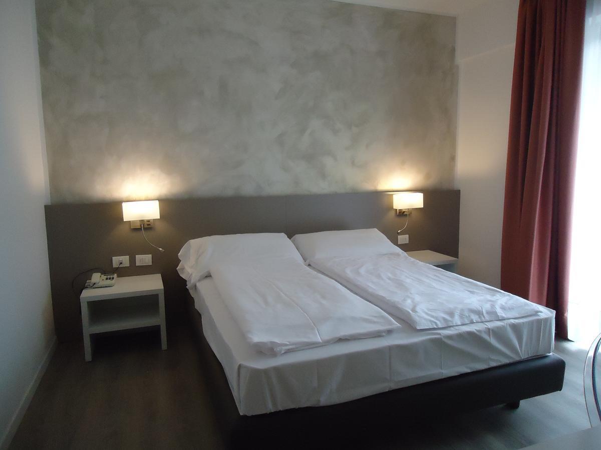 Hotel Piccolo Mondo Torbole Sul Garda Esterno foto