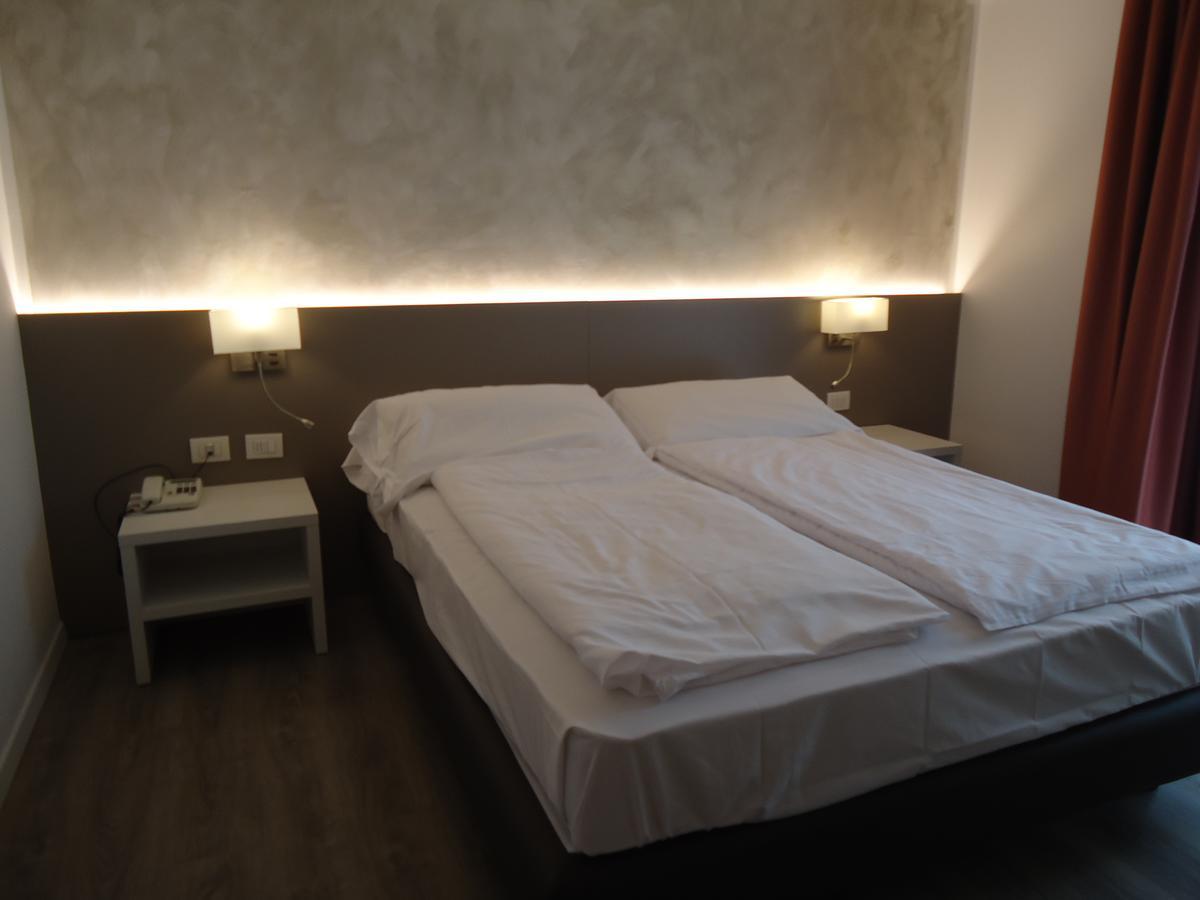 Hotel Piccolo Mondo Torbole Sul Garda Esterno foto