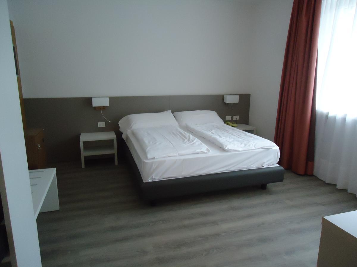 Hotel Piccolo Mondo Torbole Sul Garda Esterno foto