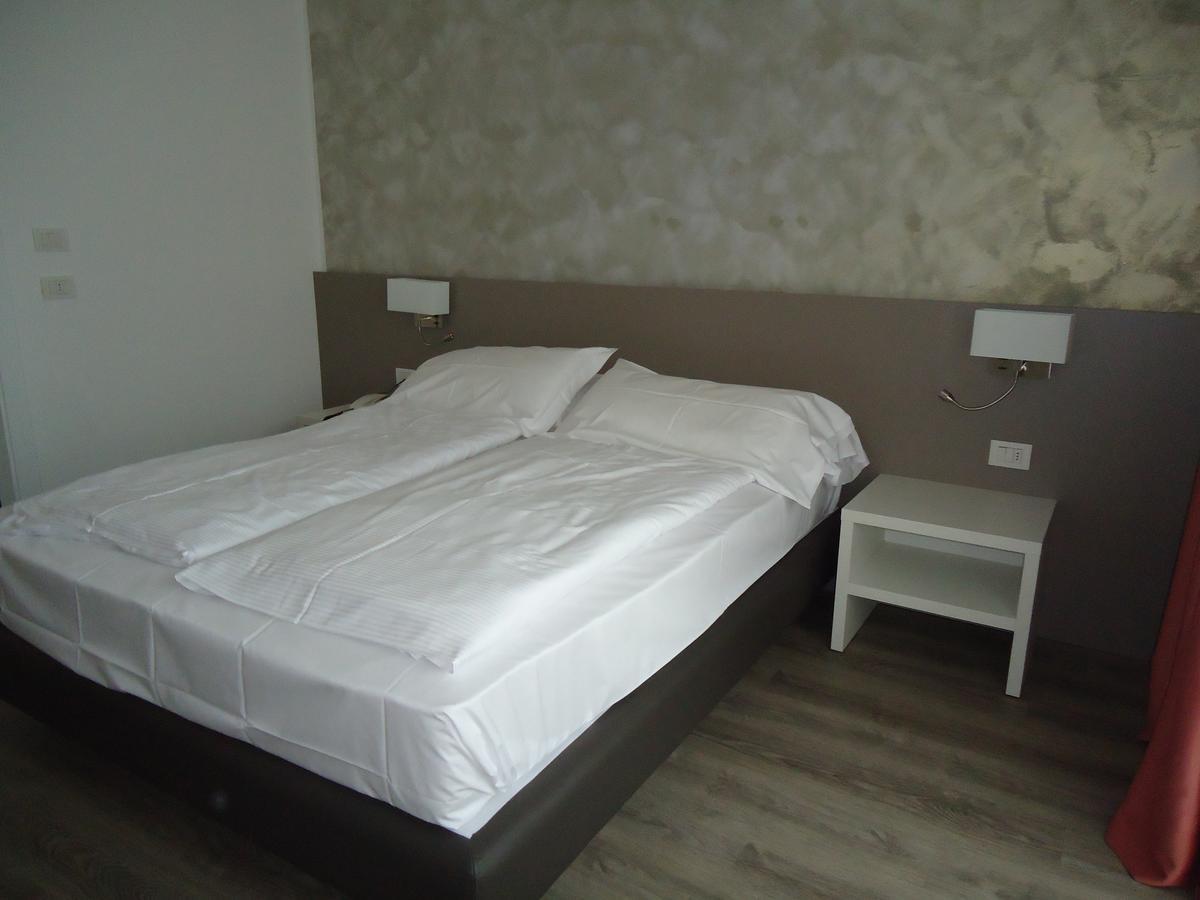 Hotel Piccolo Mondo Torbole Sul Garda Esterno foto
