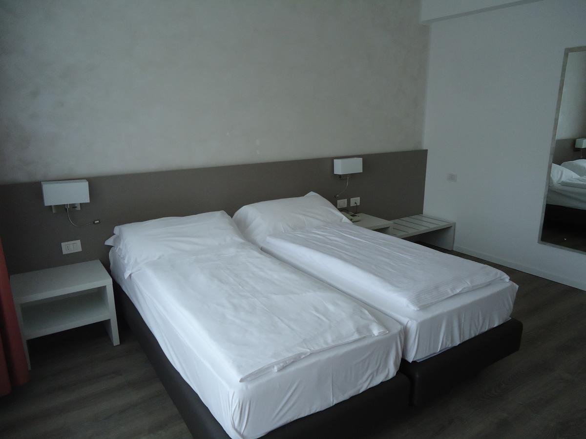 Hotel Piccolo Mondo Torbole Sul Garda Esterno foto