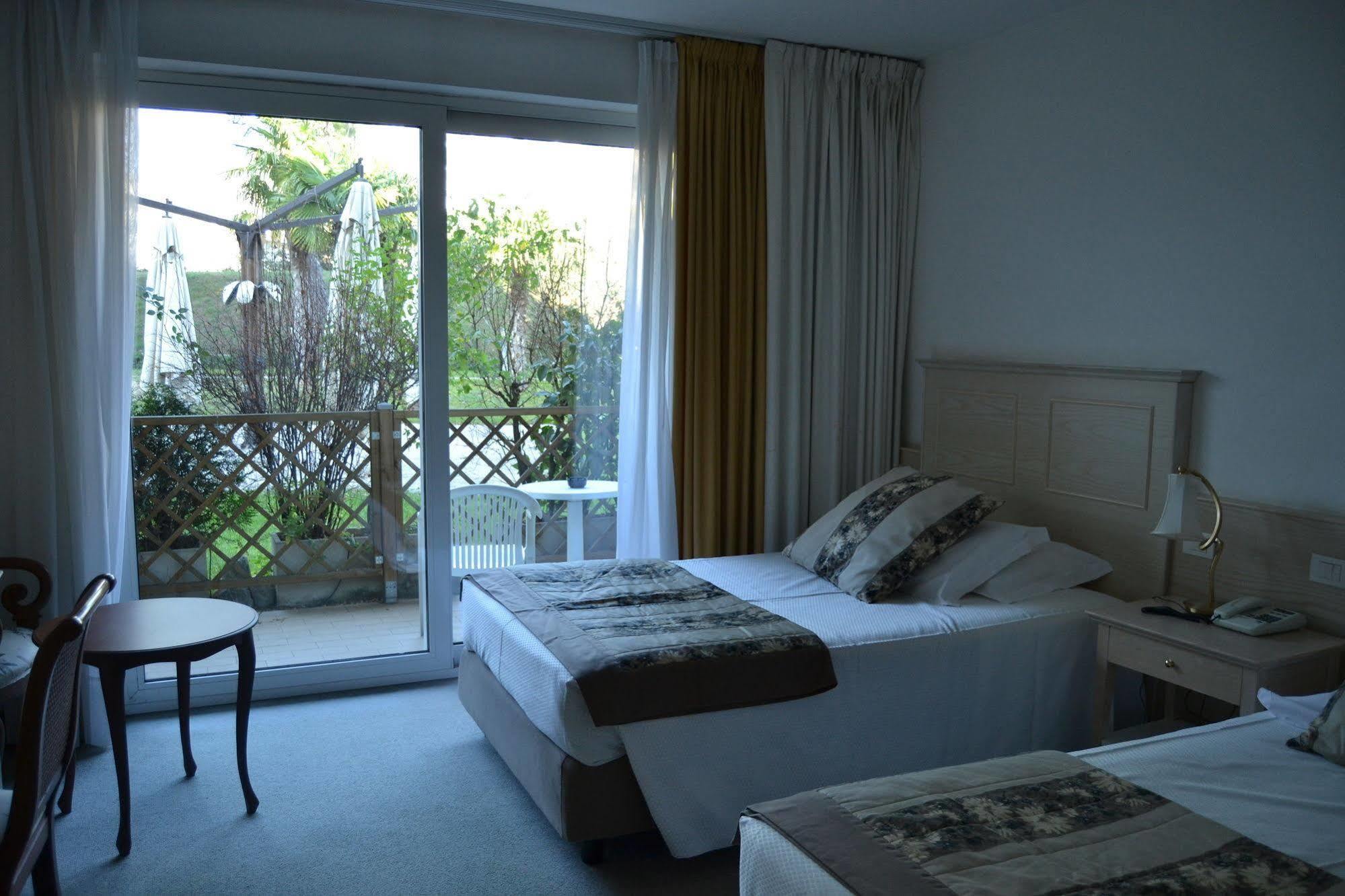 Hotel Piccolo Mondo Torbole Sul Garda Esterno foto
