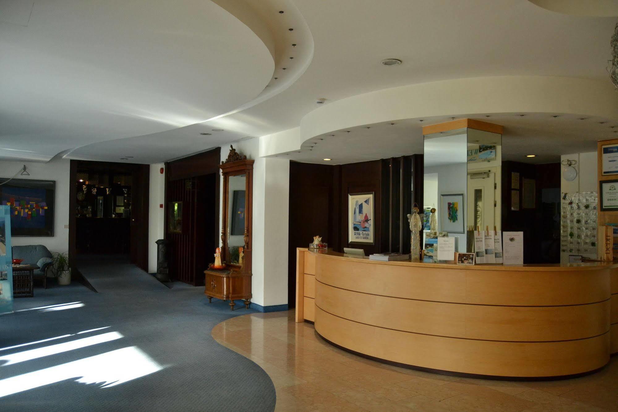 Hotel Piccolo Mondo Torbole Sul Garda Esterno foto