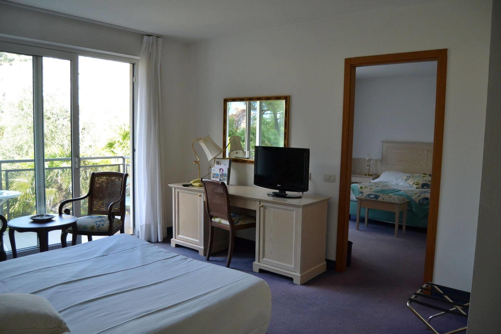 Hotel Piccolo Mondo Torbole Sul Garda Esterno foto