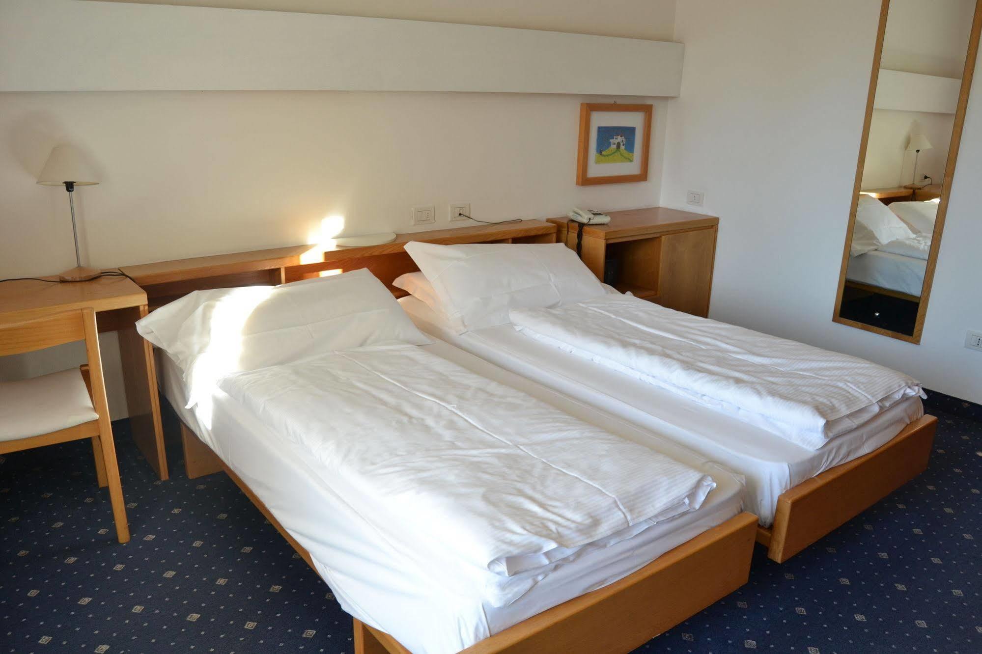 Hotel Piccolo Mondo Torbole Sul Garda Esterno foto
