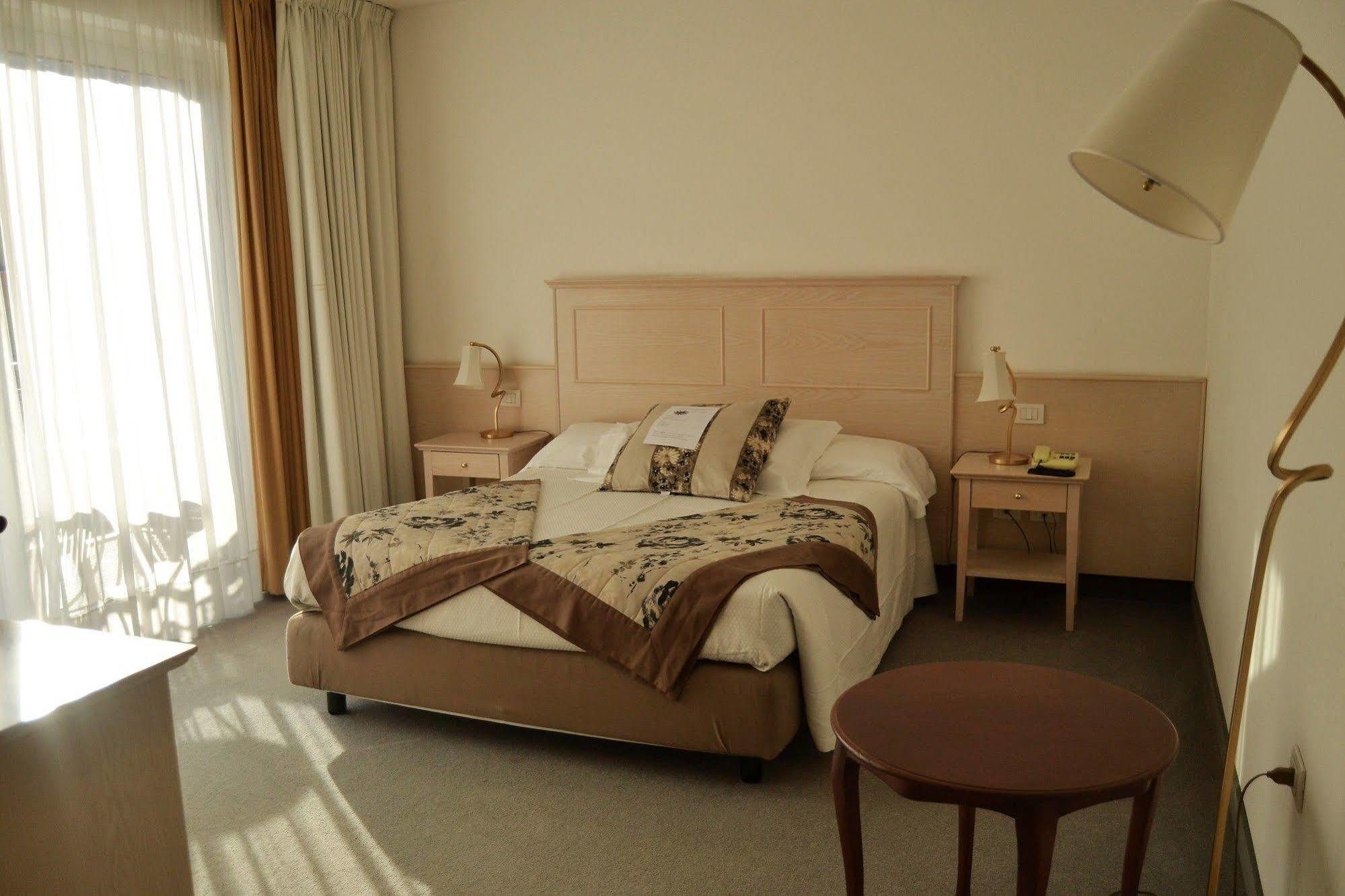 Hotel Piccolo Mondo Torbole Sul Garda Esterno foto