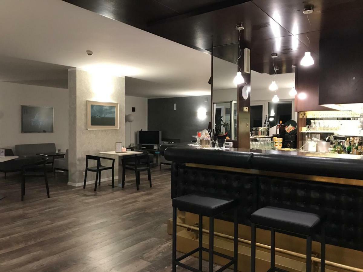 Hotel Piccolo Mondo Torbole Sul Garda Esterno foto